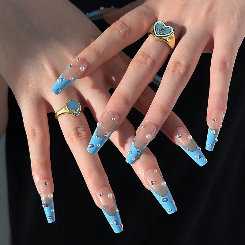 Künstliche Nagelverlängerungen mit Glitzer- und Perlenakzenten Brehn