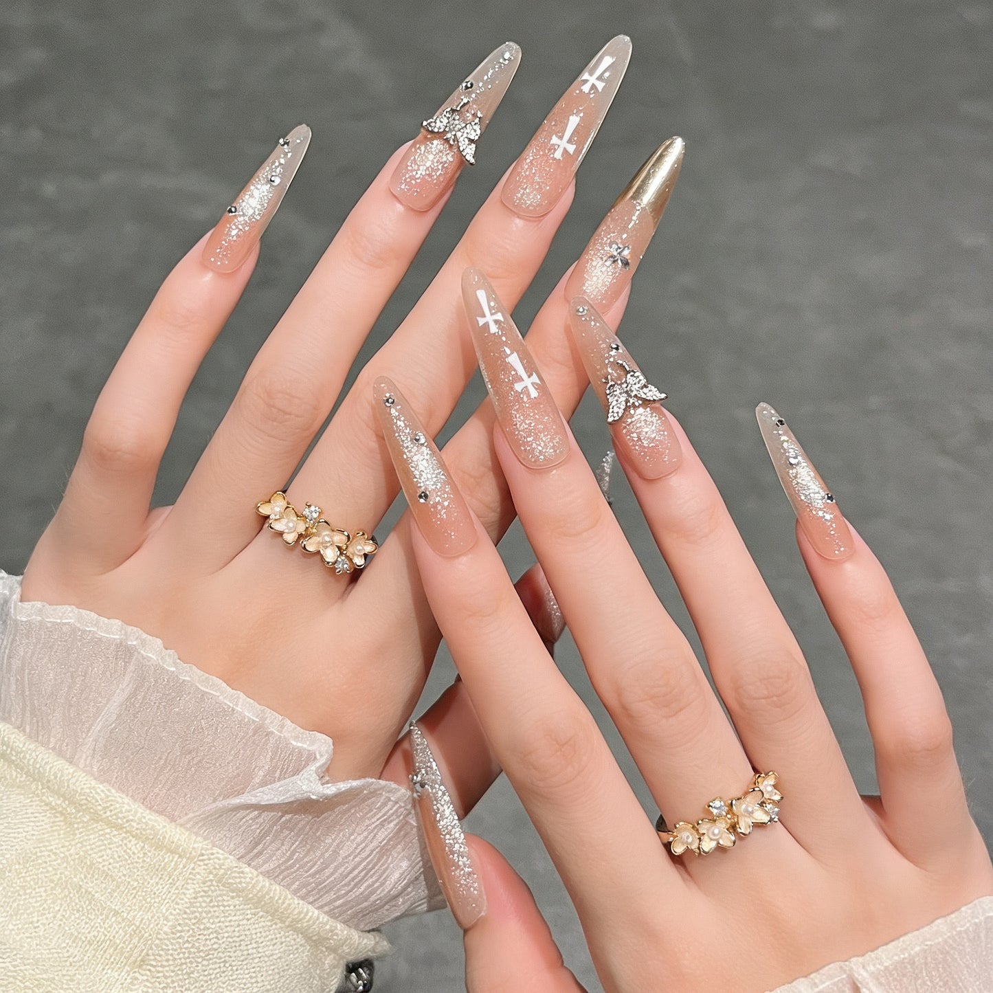 Elegante Stiletto Press-On-Nagelverlängerungen mit Edelsteinakzenten Brehn