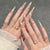 Elegante Stiletto Press-On-Nagelverlängerungen mit Edelsteinakzenten Brehn