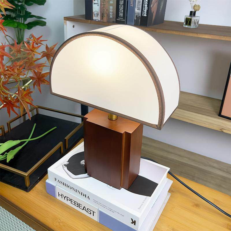 Moderne Tischlampe mit Holzfuß
