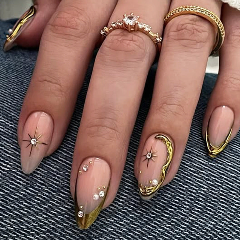 Dekoratives Druck-Nagelkunst-Set mit goldenen Akzenten Brehn