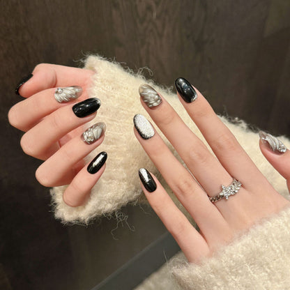 Künstlerisches Press-On-Nagelset mit eleganten Silber- und Schwarzdesigns