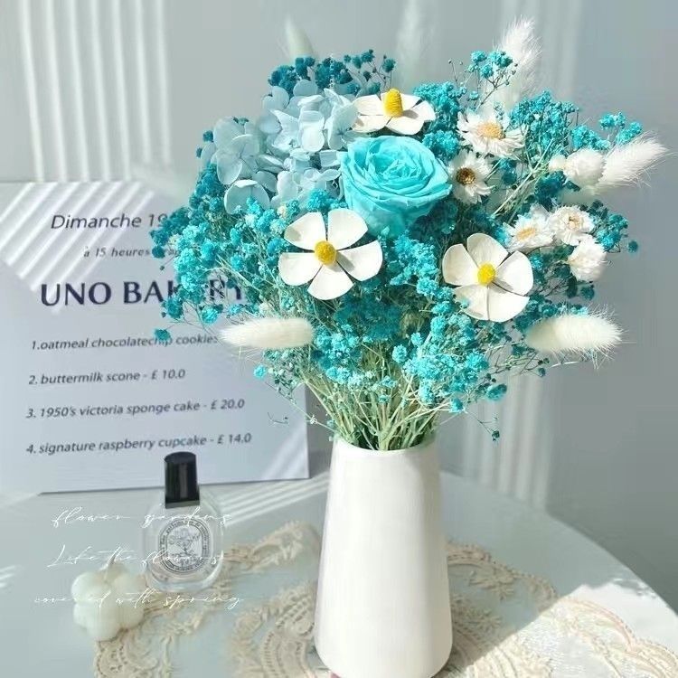Trockenblumenarrangement in eleganter Vase