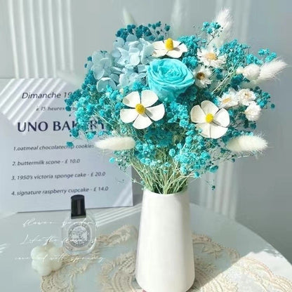 Trockenblumenarrangement in eleganter Vase