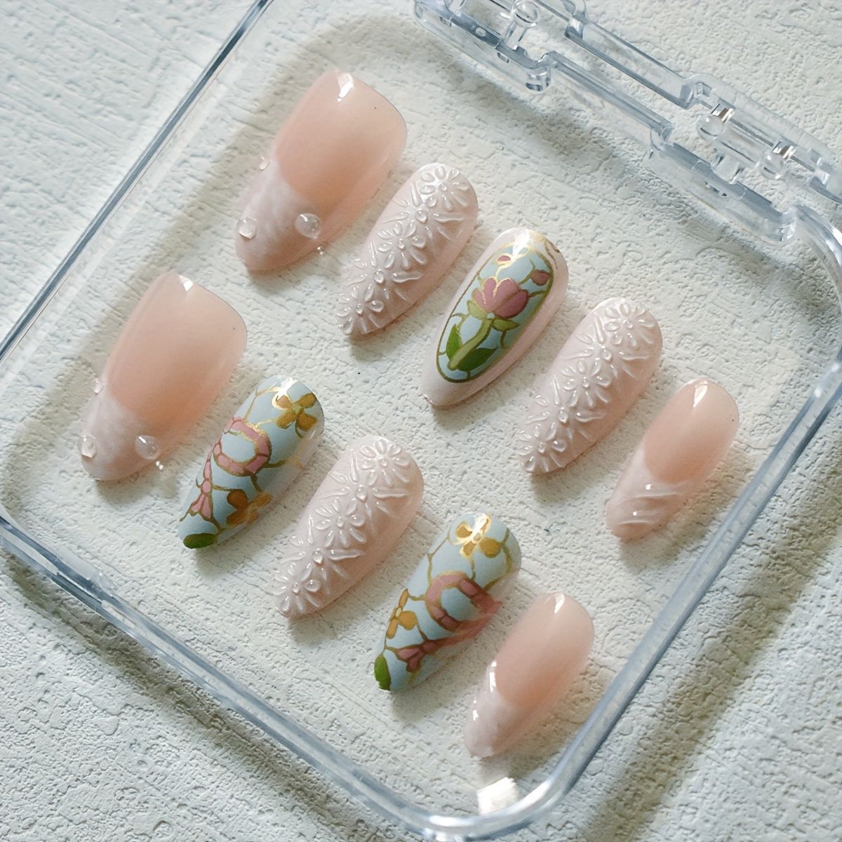 Künstlerisches florales und Edelstein Press-On Nagelset Brehn