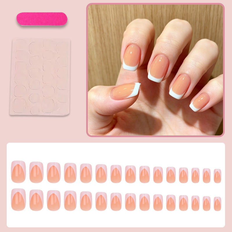 Kunstnagelset mit eleganter French-Optik Brehn