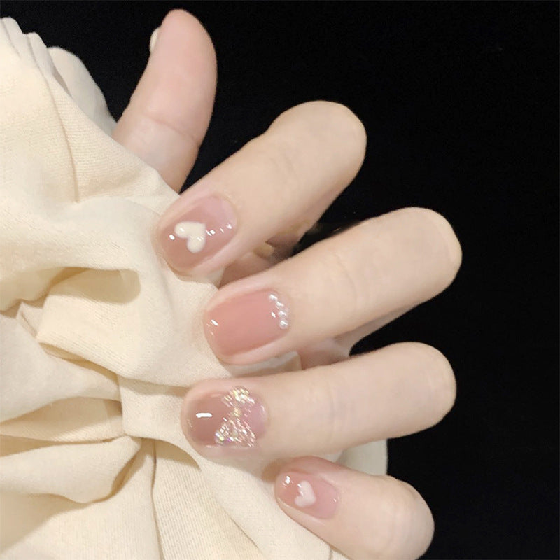 Kunstnägel mit romantischen Herzen und Glitzerakzenten Brehn