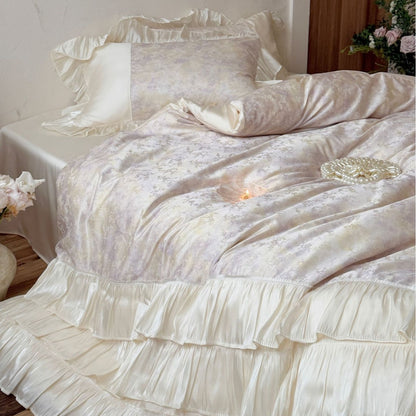 Romantisches Bettwäscheset aus Baumwollsatin mit Rüschenvolant und zartem Blumenprint