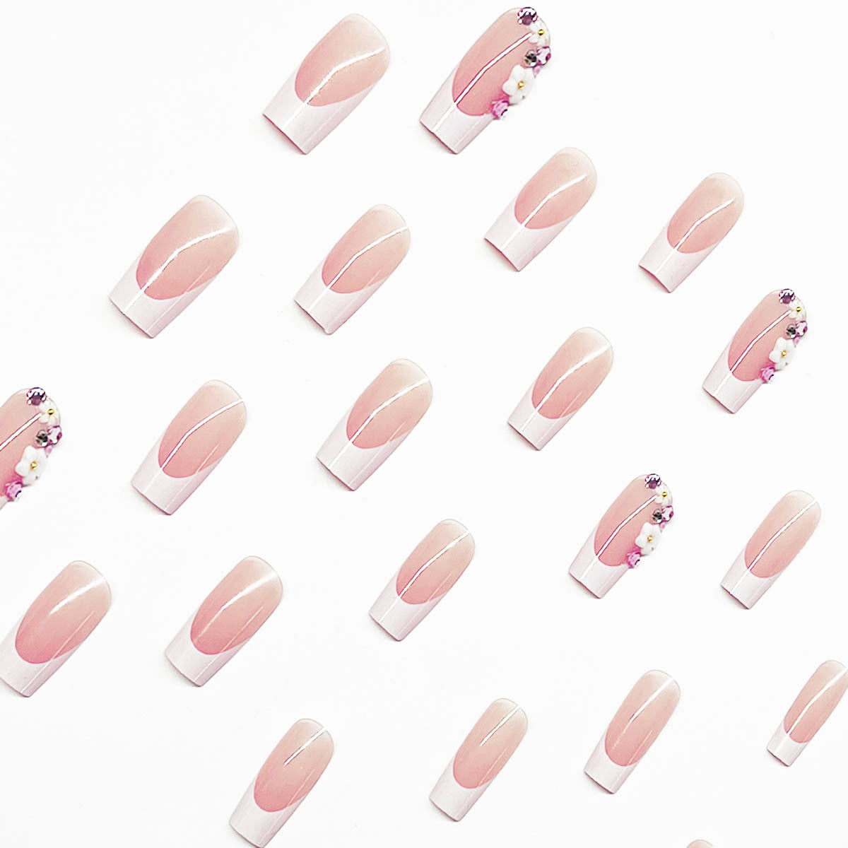 Kunstnagelset mit eleganten Blumendekoren und transparentem Finish Brehn