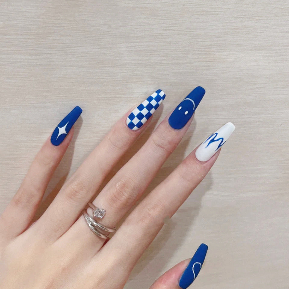Kunstnagelset mit kreativem geometrischen Design Brehn