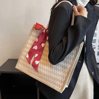 Texturierte Handtasche mit dekorativem Schal