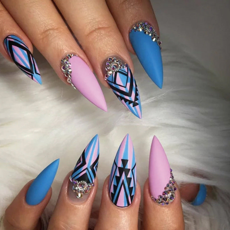 Kunstvolle Stiletto-Nägel mit modernen geometrischen Designs und Strassverzierungen Brehn