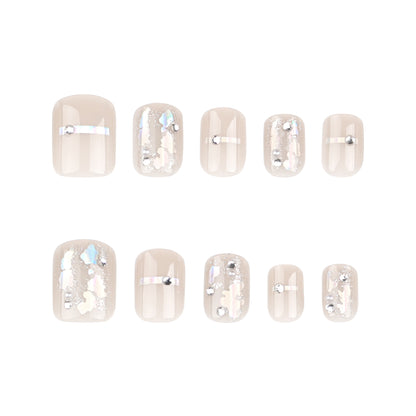 Kunstvolle Nagelkunst mit Glitzerakzenten und eleganten Details Brehn