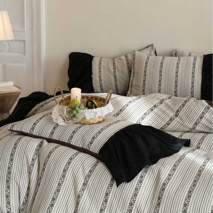 Rüschiges Bettbezug-Set mit gestreifter Jacquard-Borte und Wendekissen