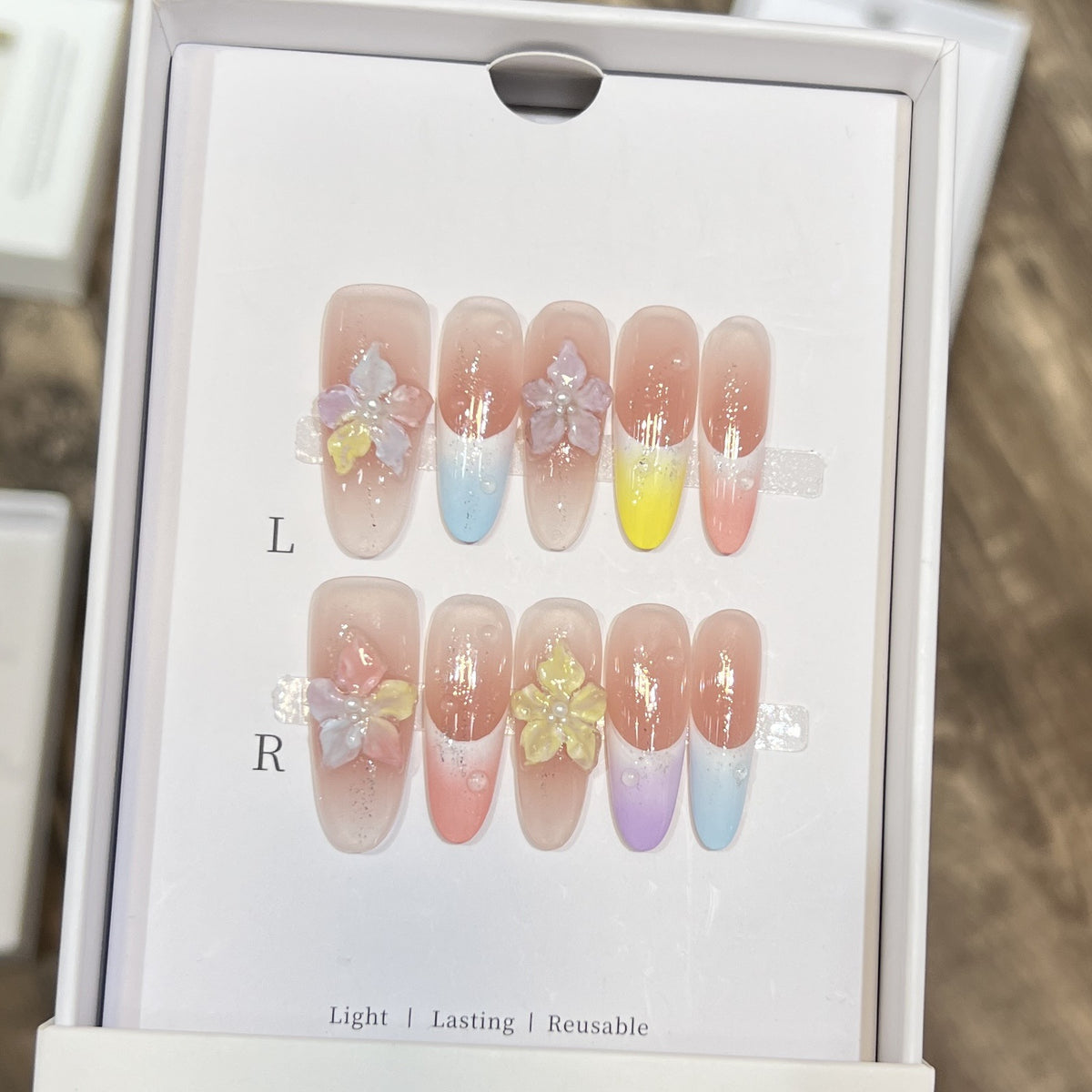 Blumeninspiriertes künstlerisches Press-On-Nagelset Brehn