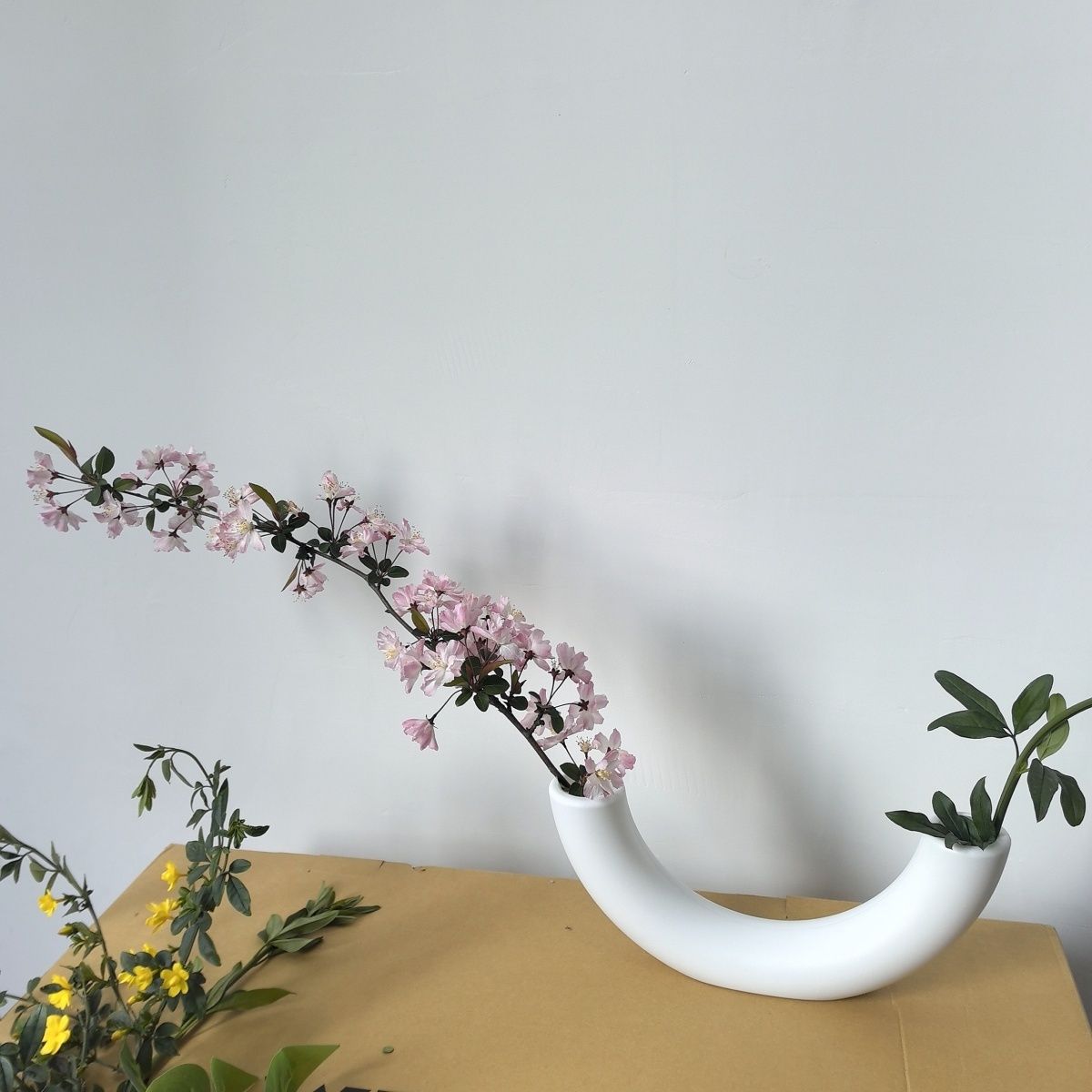 Zeitgenössische geschwungene Blumenvase Brehn