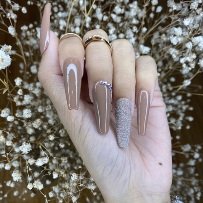 Glamouröse Stiletto Press-on-Nagelset mit Strassakzenten