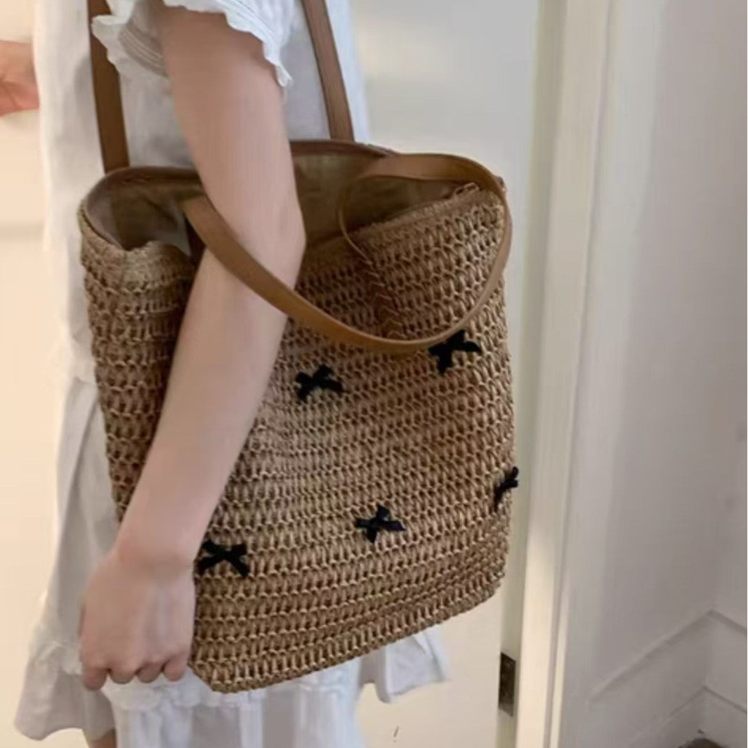 Geflochtene Basttasche mit Dekorativem Schleifendesign Brehn