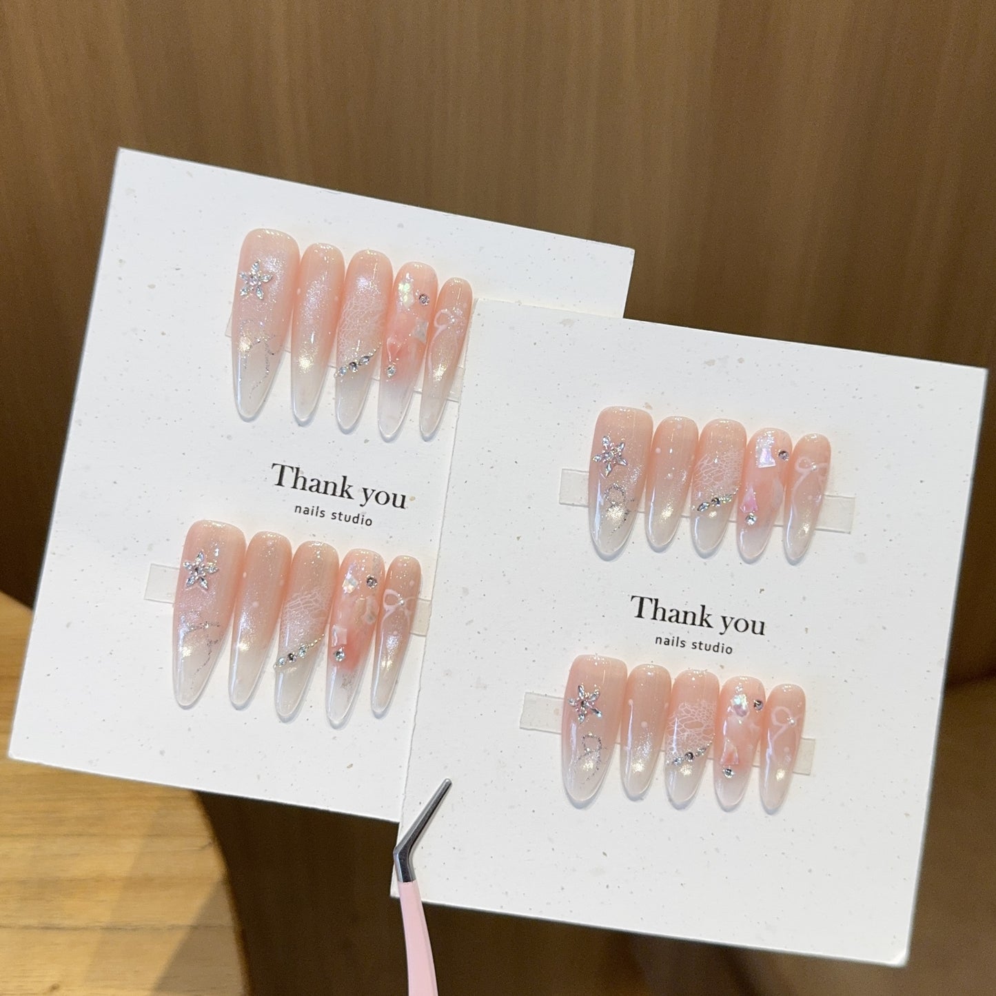 Kunstnägel mit Filigranem Design und Glitzerakzenten Brehn