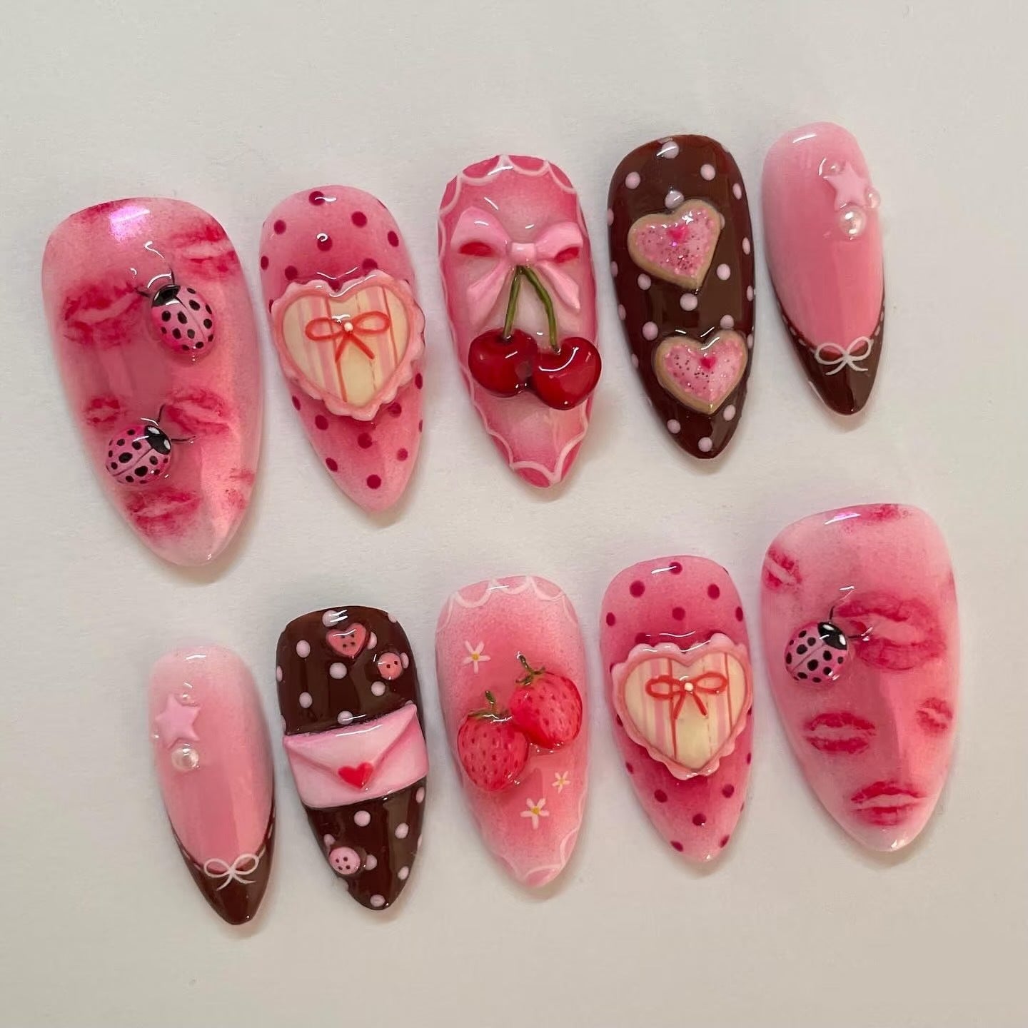 Künstlerisches Floral- und Stern-Applikationen Press-On Nagelset Brehn