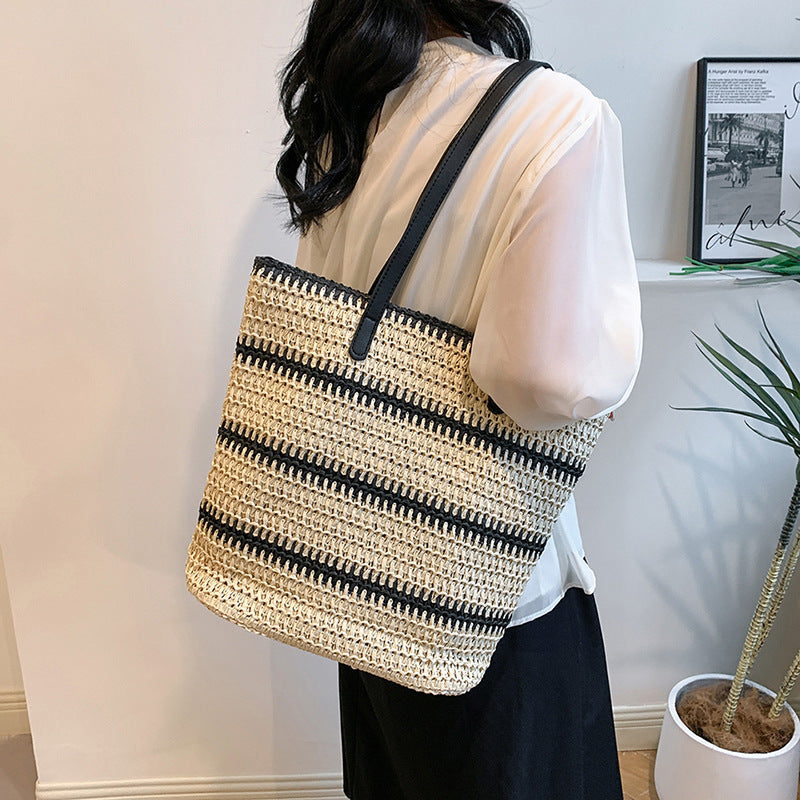 Handgefertigte Strandtasche mit Auffälligen Ledergriffen Brehn