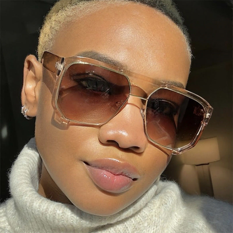 Damen modische Oversized-Sonnenbrille mit eleganter, facettierter Rahmenkonstruktion Brehn