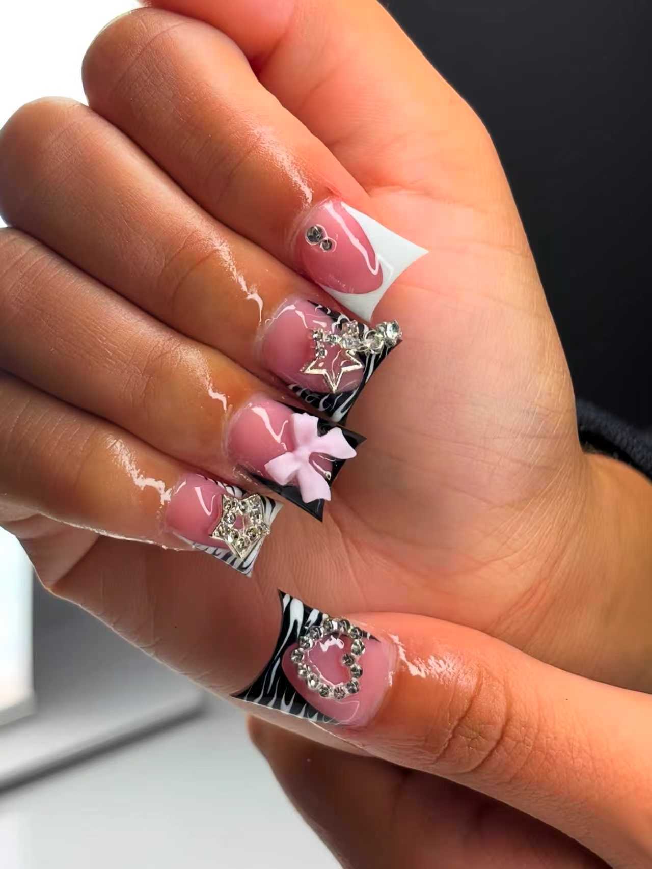 Künstlerische 3D verzierte Press-On Nagelverlängerungen Brehn