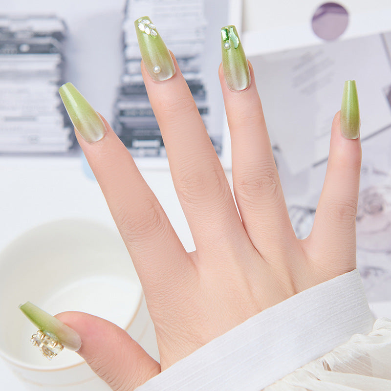 Kunstnägel mit Schmetterlingsakzenten und Glitzerdetails Brehn