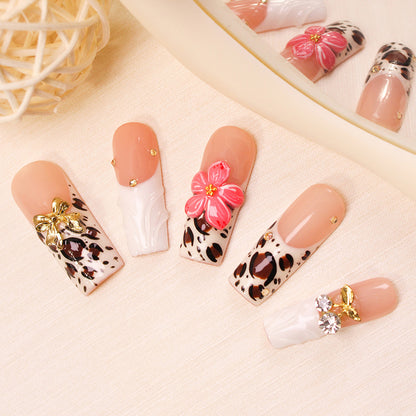 Kunstnagelset mit eleganten Leoparden- und Blumenverzierungen Brehn