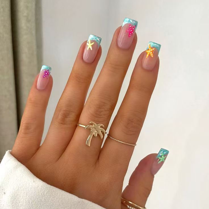 Kreatives Kunstnagelset mit tropischem Strand-Stil Brehn