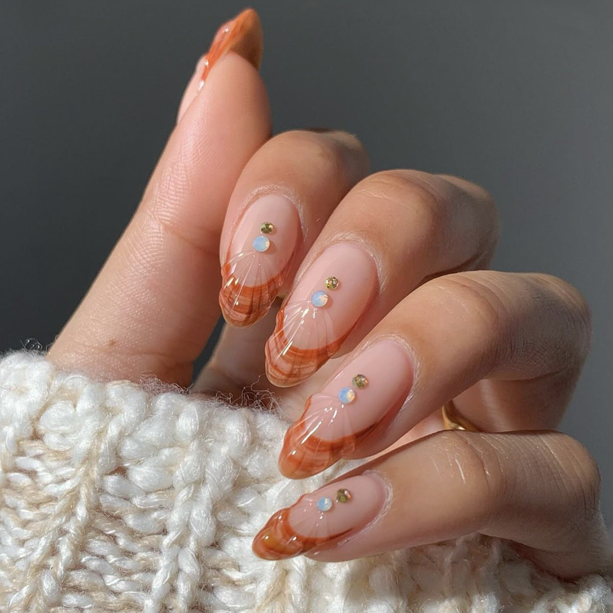 Kunstnagelset mit geschwungenem Spitzenstil und Glitzerakzenten Brehn