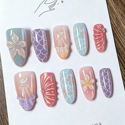 Kunstnagelset mit floralen Akzenten und eleganten 3D-Details Brehn