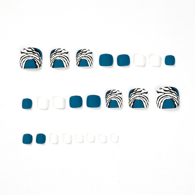 Kunstvolle Fußnagelgestaltung im modernen Zebra-Design Brehn