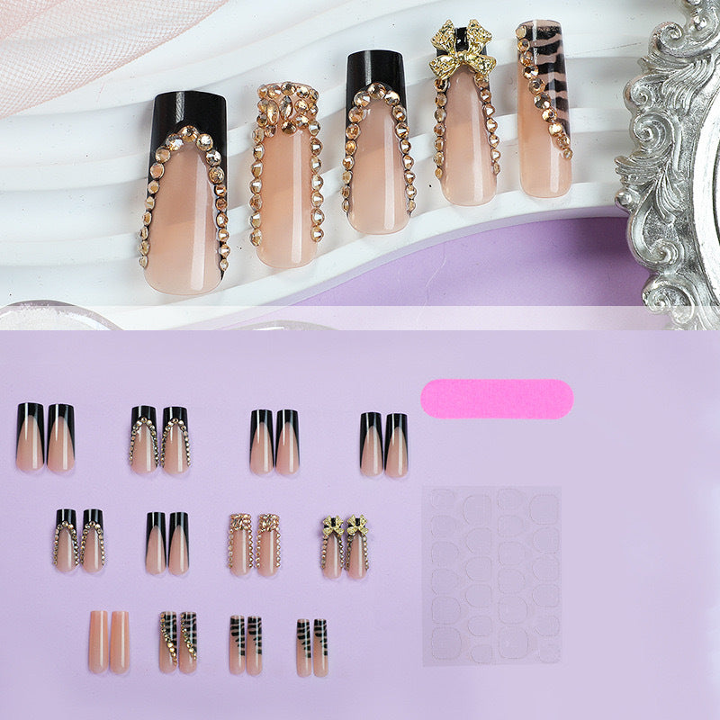 Kunstnagelset mit glamourösen 3D-Schleifen und strahlenden Strassverzierungen Brehn