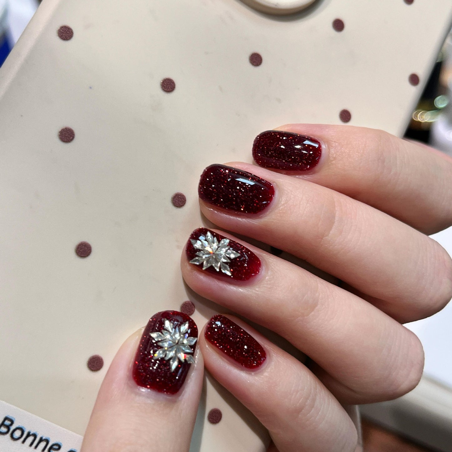Glamouröse Kunstnägel mit Strass-Applikationen Brehn