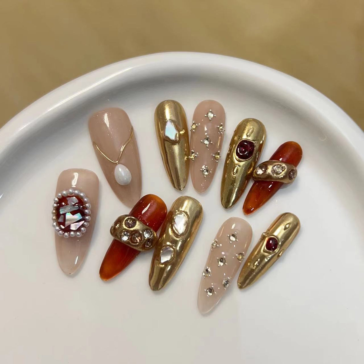 Künstlerisches Press-On-Nagelset mit luxuriösen Edelsteinakzenten Brehn
