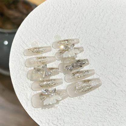 Künstlerisches Press-On Nagelset mit Schmetterling- und Blumenakzenten
