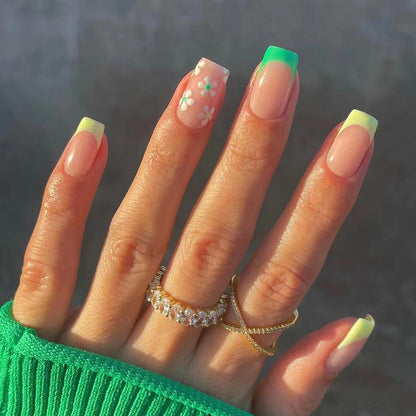 Kunstvolle Nagelverlängerungen mit elegantem Blattmuster Brehn