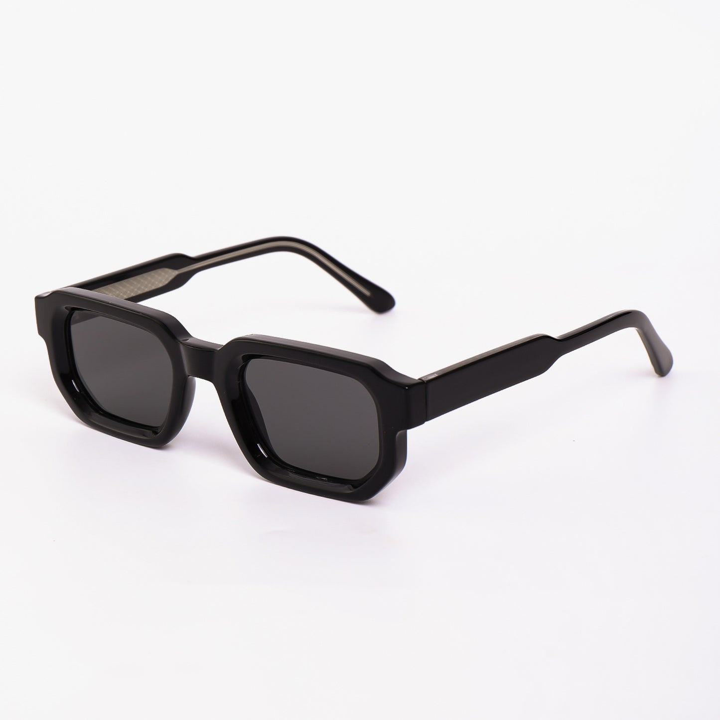 Damen Sonnenbrille im futuristischen Design mit glänzendem Rahmen und modischen Gläsern Brehn