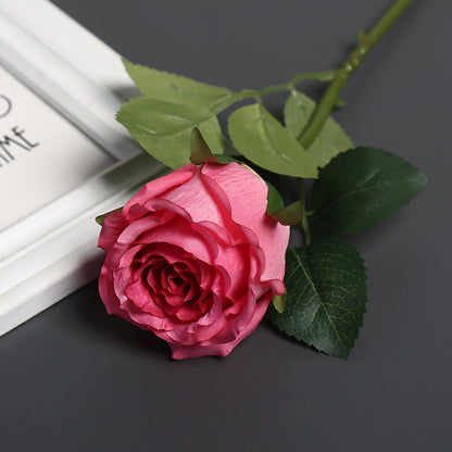 Realistische Seidenrose mit Grünanlagen