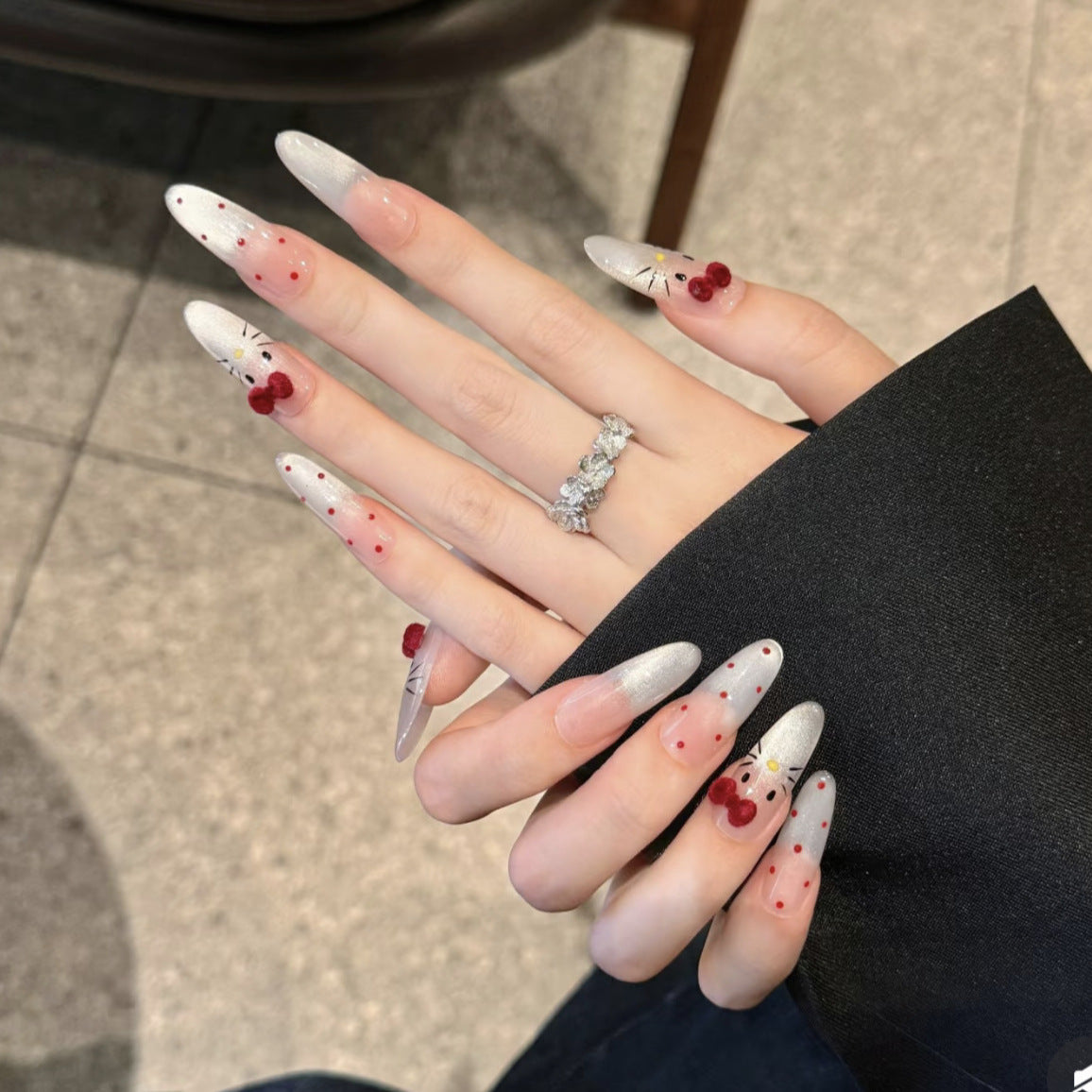 Dekoratives Press-On-Nagelkunst-Set mit Charakterdesign Brehn