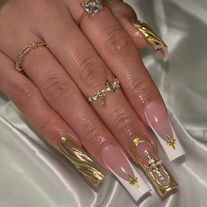 Kunstnagelset mit eleganten goldenen Verzierungen und glamourösen Akzenten Brehn