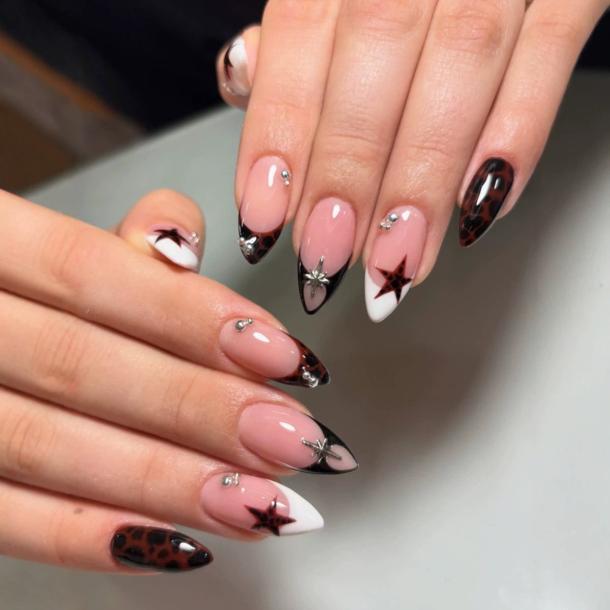 Künstlerischer mit Sternen verzierten Press-On Nagelset Brehn