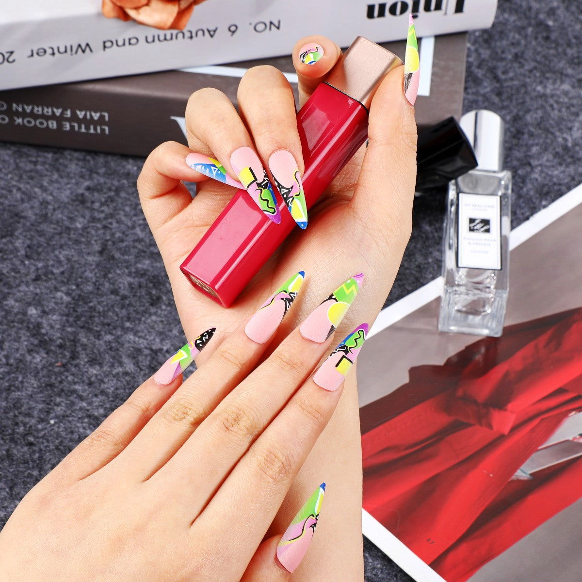 Kunstnagelset im kreativen modernen Design Brehn