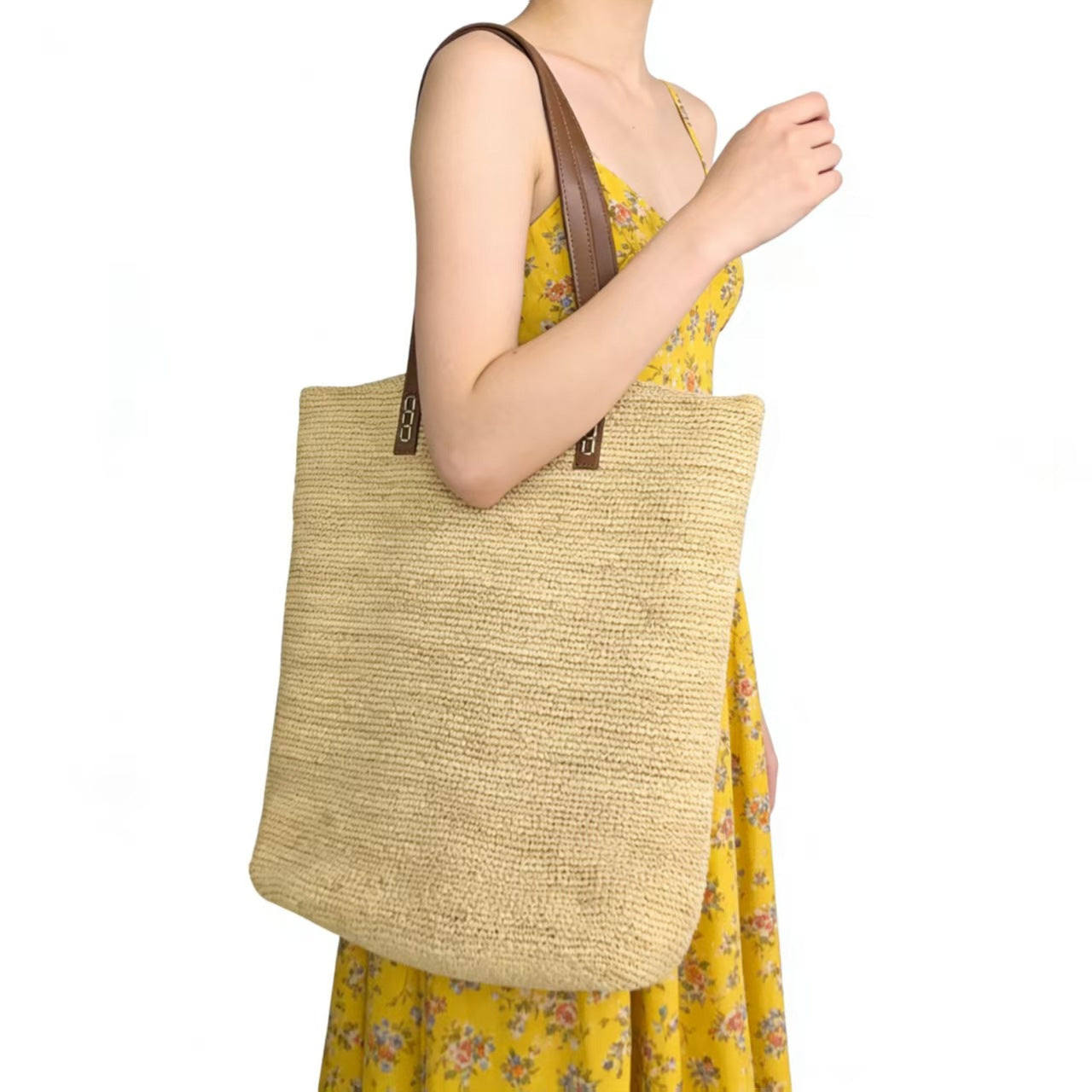 Handtasche Aus Nachhaltig Gewebtem Naturmaterial mit Eleganten Ledergriffen Brehn