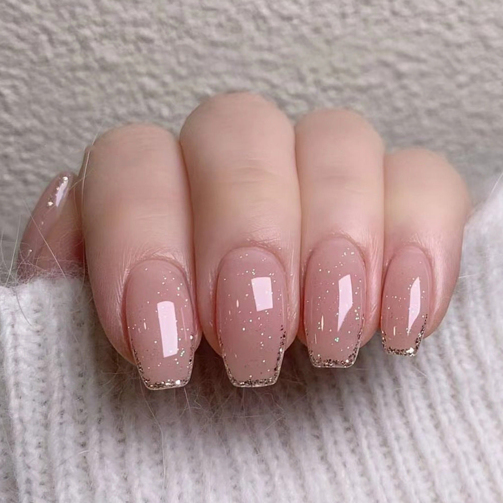 Kunstvolle Nagelverlängerungen mit elegantem Glitzer-Finish Brehn
