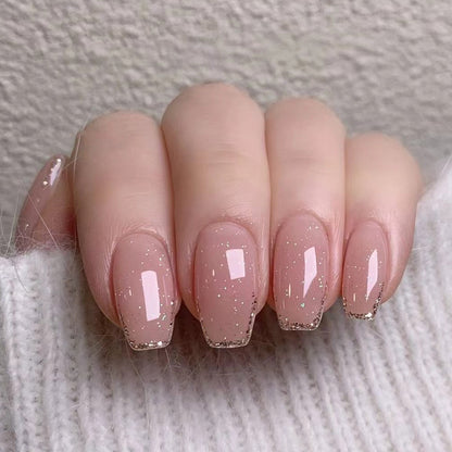 Kunstvolle Nagelverlängerungen mit elegantem Glitzer-Finish Brehn