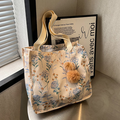 Blumenverzierte Tasche
