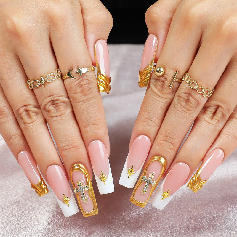 Kreatives Kunstnagelset mit glitzernden Goldverzierungen Brehn