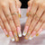Kreatives Kunstnagelset mit glitzernden Goldverzierungen Brehn